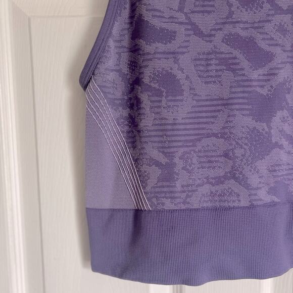 Under Armour Seamless stretch athletic tank large sleeveless top - Picture 2 of 4